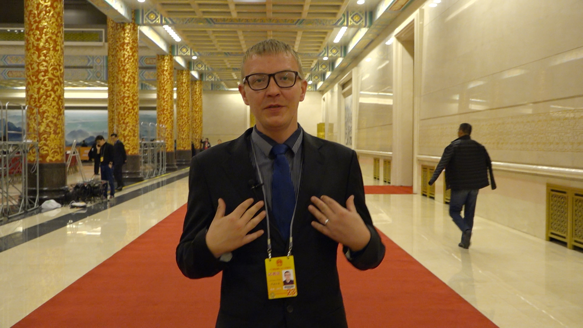 兩會代表委員秀英文！關于看病難他們有話說丨艾瑞克跑兩會