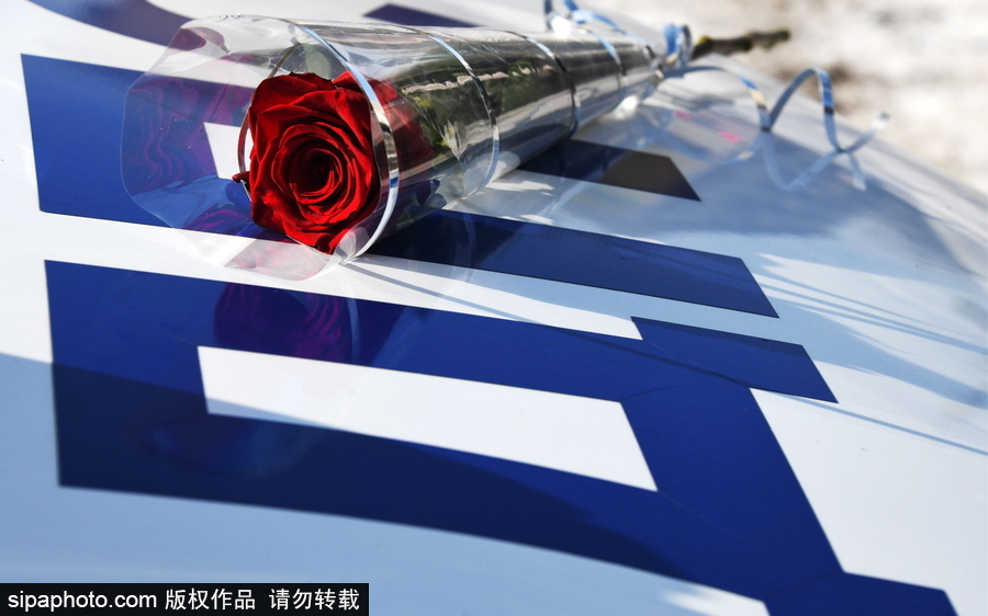 國際婦女節(jié)前夕 俄羅斯赤塔交通警察向女司機獻(xiàn)花