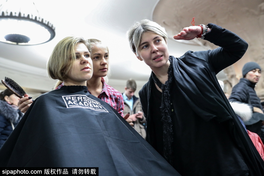 婦女節福利驚現地鐵站！ 戰斗民族車站為女性美發造型