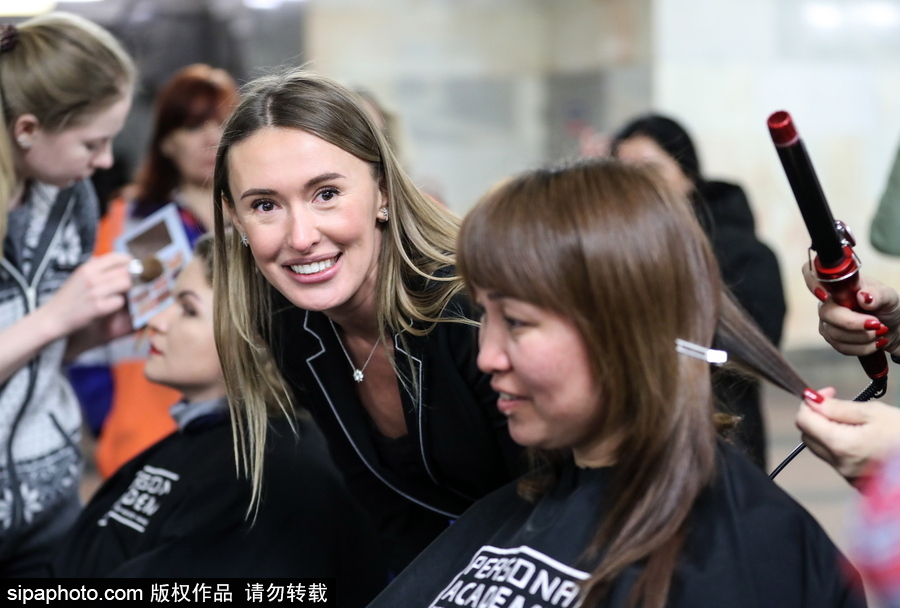 婦女節(jié)福利驚現(xiàn)地鐵站！ 戰(zhàn)斗民族車站為女性美發(fā)造型