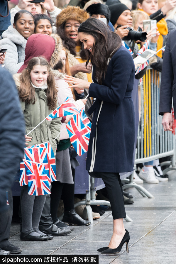 哈里王子攜未婚妻現(xiàn)身婦女節(jié)活動(dòng) 民眾爭(zhēng)相與“準(zhǔn)王妃”握手合影
