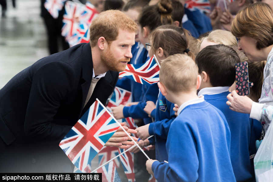 哈里王子攜未婚妻現(xiàn)身婦女節(jié)活動 民眾爭相與“準王妃”握手合影