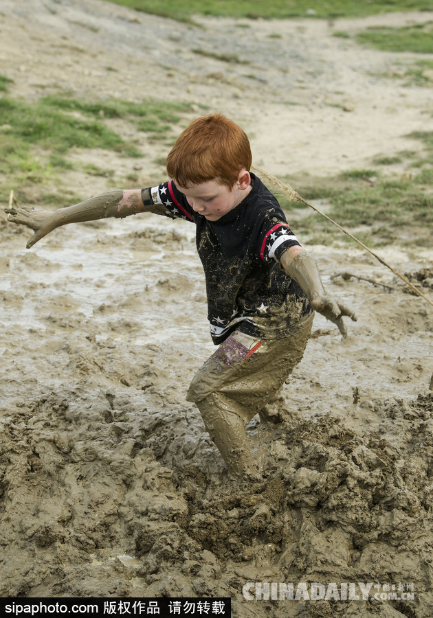 熊孩子的泥巴大戰 新西蘭兒童變“泥娃”