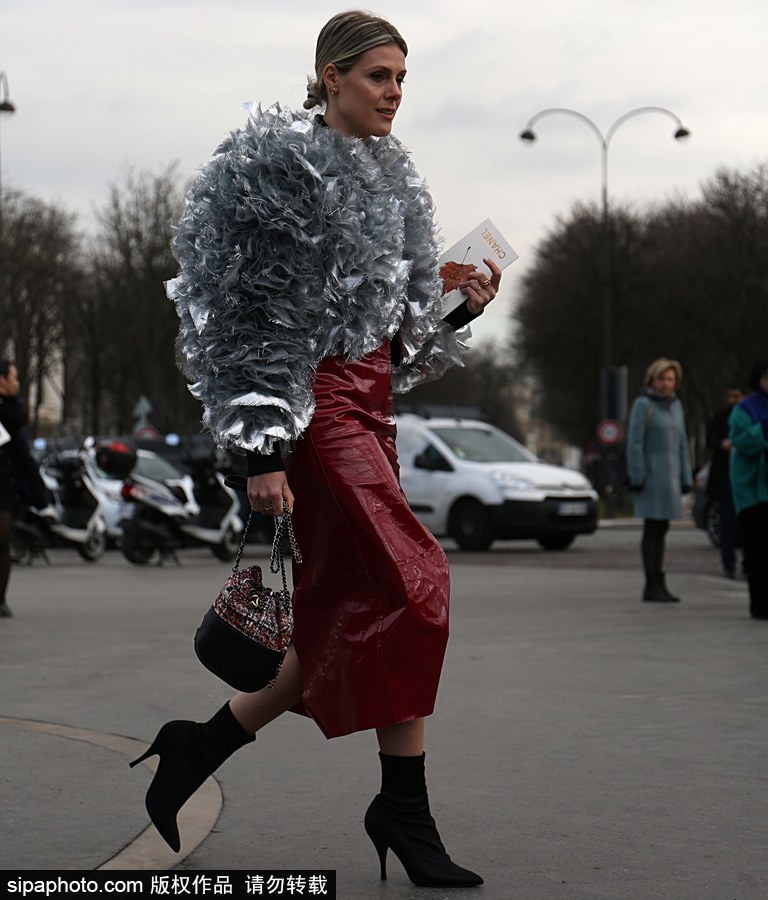 塑料皮草？時尚博主蘇菲·瓦爾基里現身街頭