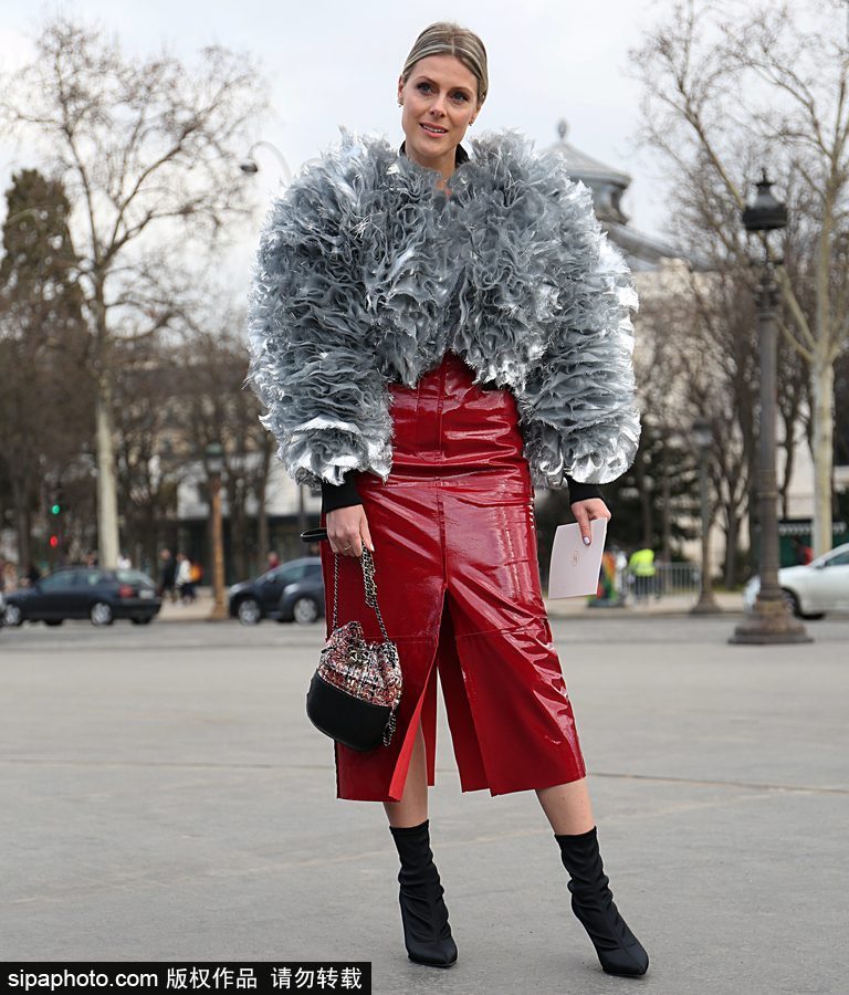 塑料皮草？時尚博主蘇菲·瓦爾基里現身街頭
