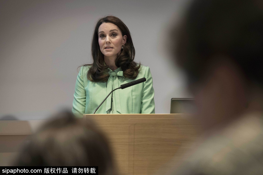 凱特王妃挺孕肚出席研討會(huì) 笑容甜美氣質(zhì)優(yōu)雅