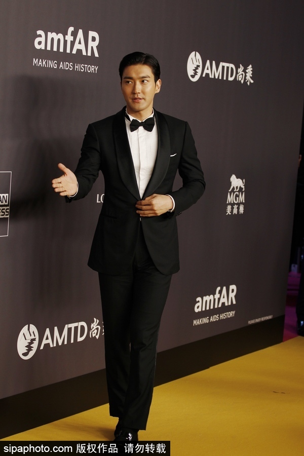 崔始源西裝亮相活動神采奕奕