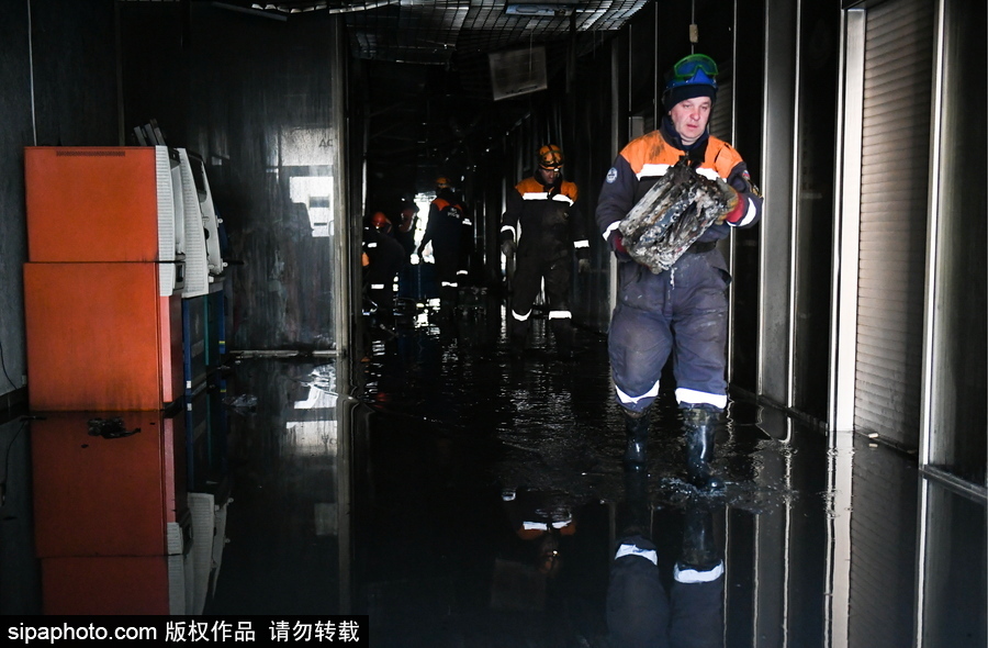 俄羅斯失火購物中心內(nèi)部 曾經(jīng)繁華商場一片廢墟