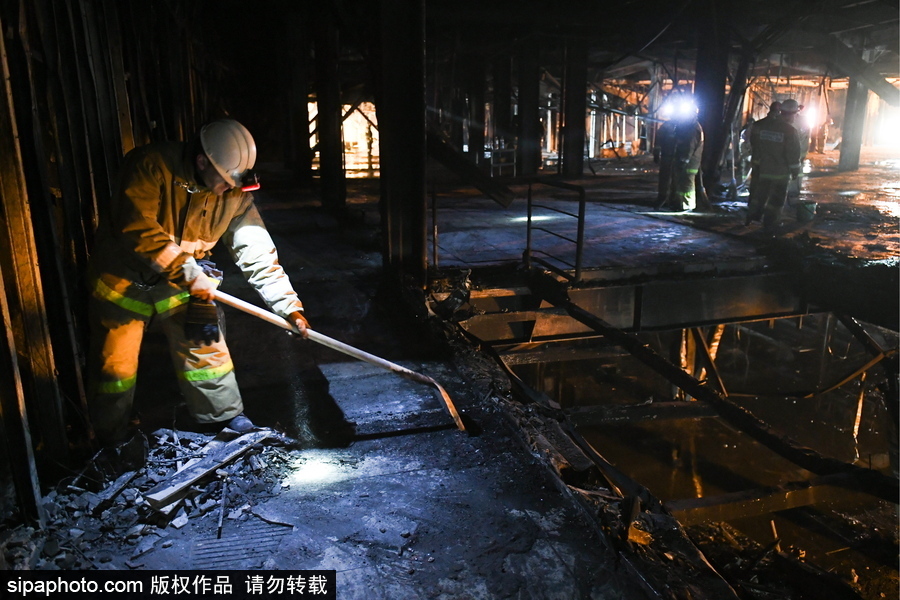 俄羅斯失火購物中心內(nèi)部 曾經(jīng)繁華商場一片廢墟