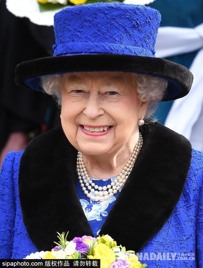 英國女王出席濯足節(jié)禱告儀式 寶藍(lán)色套裝手捧鮮花顯慈愛