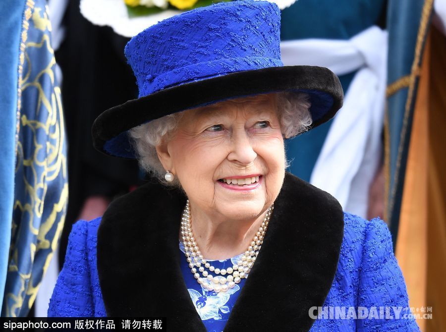 英國女王出席濯足節(jié)禱告儀式 寶藍色套裝手捧鮮花顯慈愛