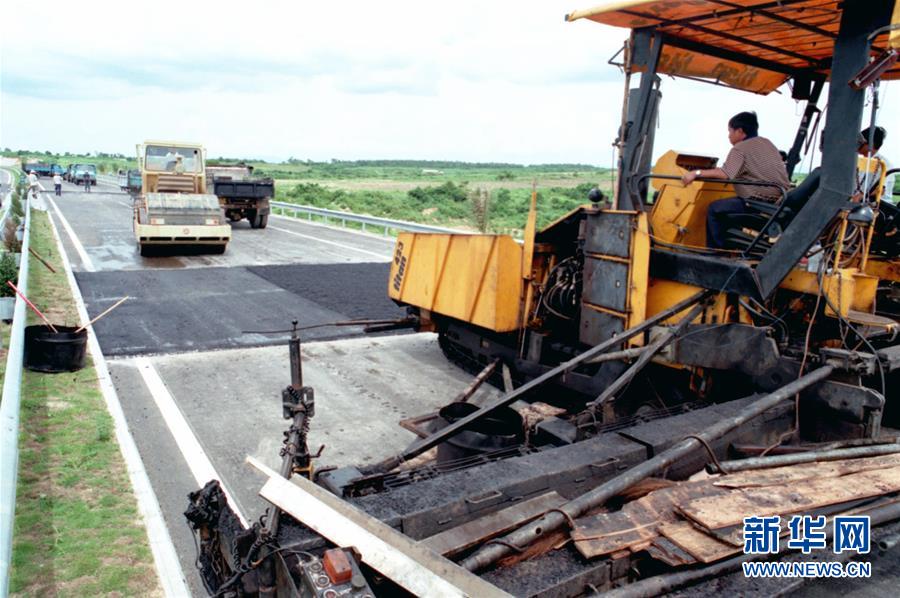 春潮拍岸千帆進——海南特區(qū)改革開放30年紀實