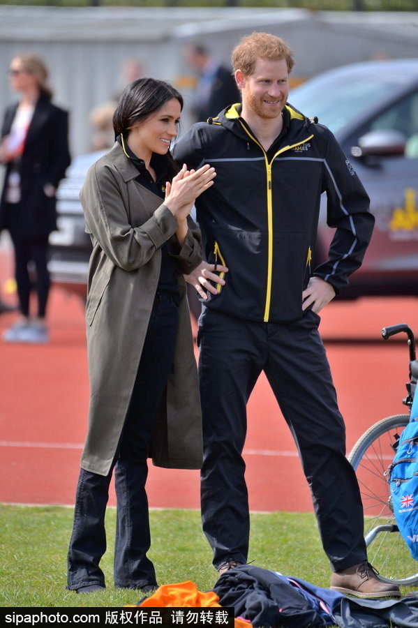 哈里王子與未婚妻現(xiàn)身 兩人交流默契恩愛十足