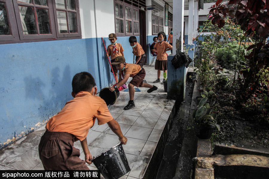 錫納朋火山噴發(fā)后 火山灰漫山遍野村民戴口罩清掃