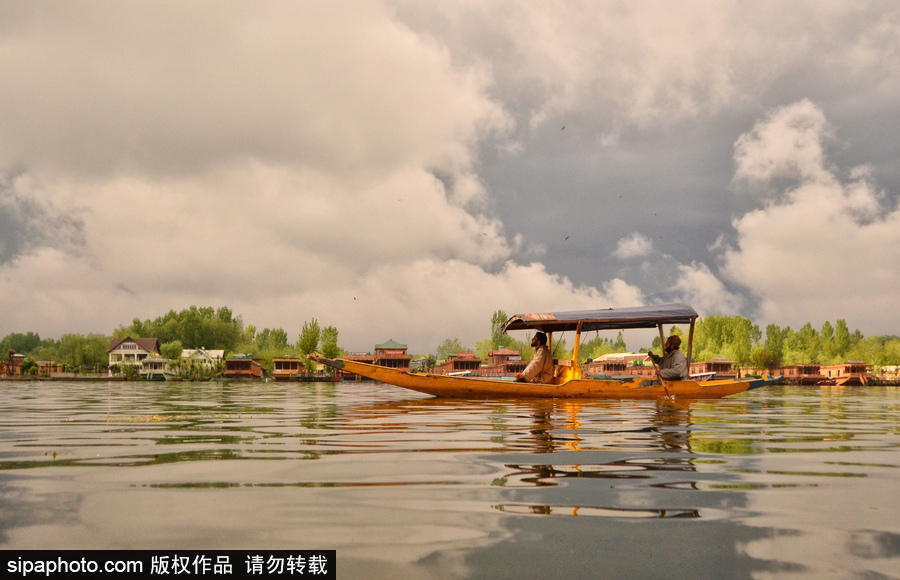 恍若置身江南煙雨中！印度漁民雨中泛舟詩意綿綿