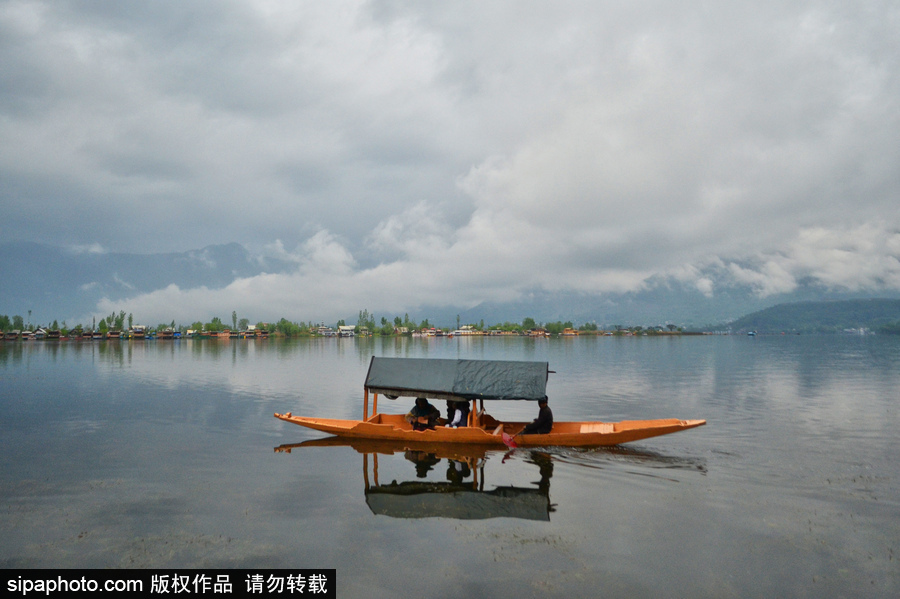 恍若置身江南煙雨中！印度漁民雨中泛舟詩意綿綿