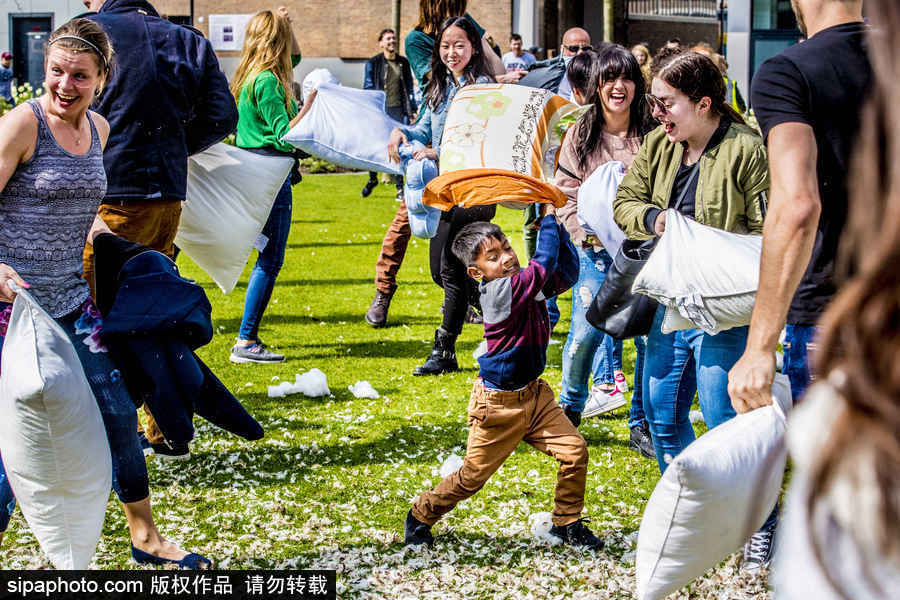 國際枕頭大戰日 荷蘭鹿特丹民眾街頭狂歡
