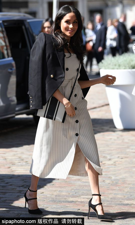 英國哈里王子攜準(zhǔn)王妃梅格漢·馬克爾出席活動恩愛有加