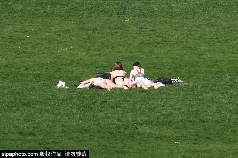 倫敦民眾樂享春日 扎堆公園草地享受日光浴