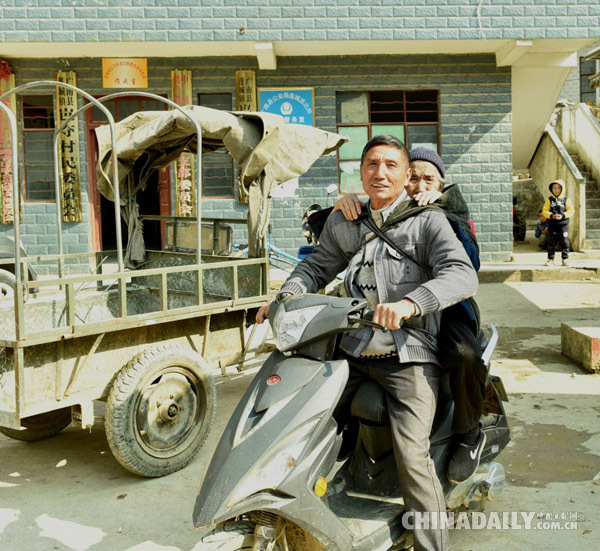 一條嬰兒背帶，背起濃濃的孝子情