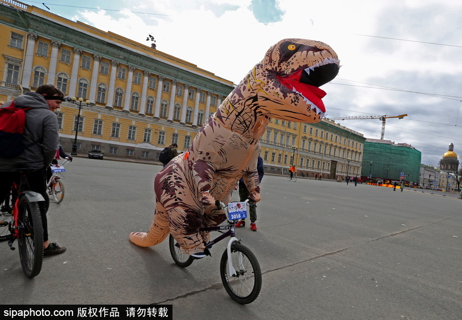 俄羅斯騎自行車(chē)的季節(jié)到了！花式騎車(chē)出行超逗趣