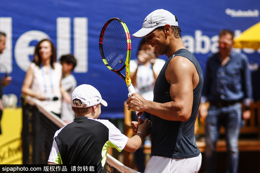 夢想成真！納達爾與10歲癌癥幸存小球迷打網球十足暖男