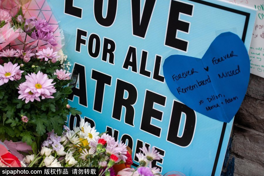 多倫多民眾聚集央街自發(fā)獻(xiàn)花 悼念貨車(chē)沖撞事故遇難者