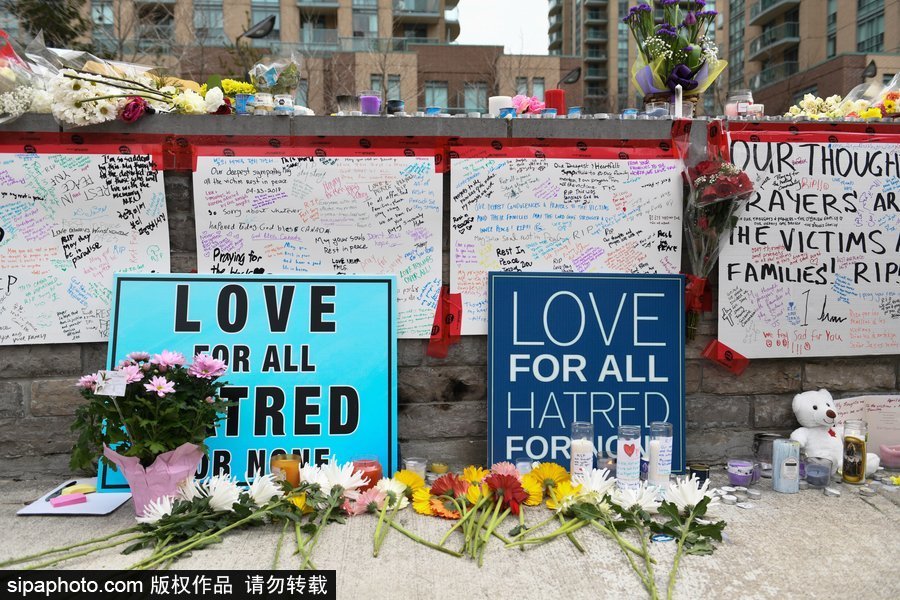 多倫多民眾聚集央街自發(fā)獻(xiàn)花 悼念貨車(chē)沖撞事故遇難者