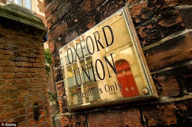 雙語新聞：牛津大學華裔美女辯手火了！到底是長得好還是說得好，網友們爭論很激烈啊