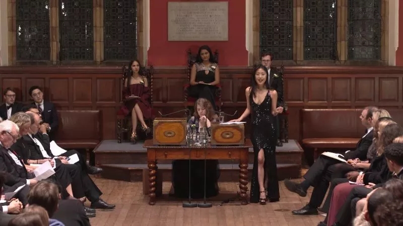 雙語新聞：牛津大學華裔美女辯手火了！到底是長得好還是說得好，網友們爭論很激烈啊