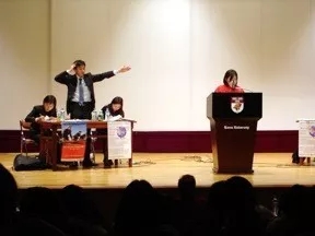 雙語新聞：牛津大學華裔美女辯手火了！到底是長得好還是說得好，網友們爭論很激烈啊