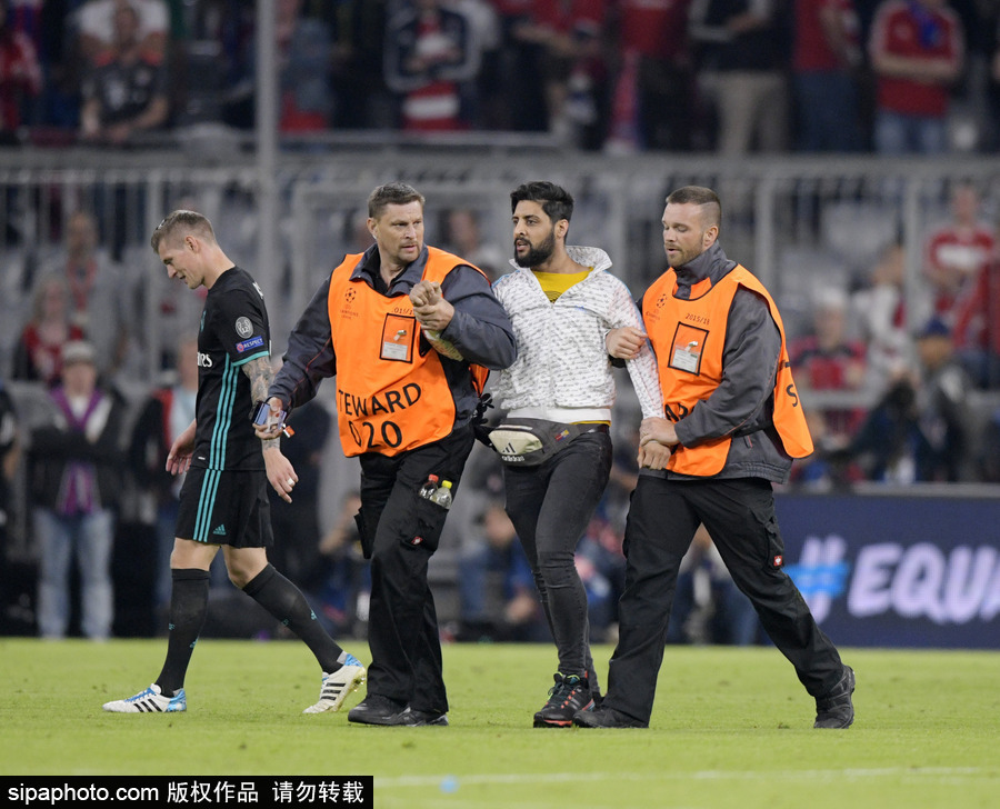 2017/18歐冠半決賽首回合：皇馬2-1拜仁 賽后狂熱球迷亂入場面尷尬