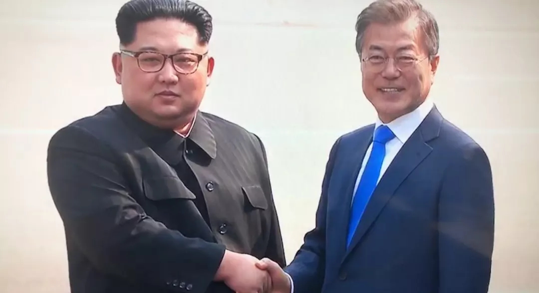 雙語新聞：歷史時刻！金正恩跨過“三八線”與文在寅握手，還帶上了冷面！