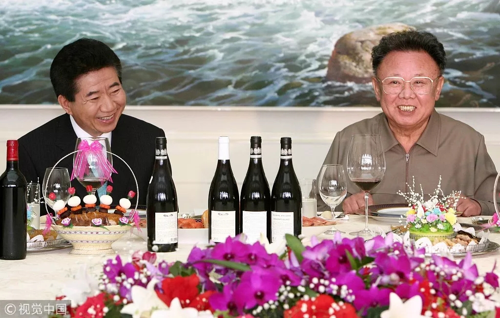 雙語新聞：歷史時刻！金正恩跨過“三八線”與文在寅握手，還帶上了冷面！