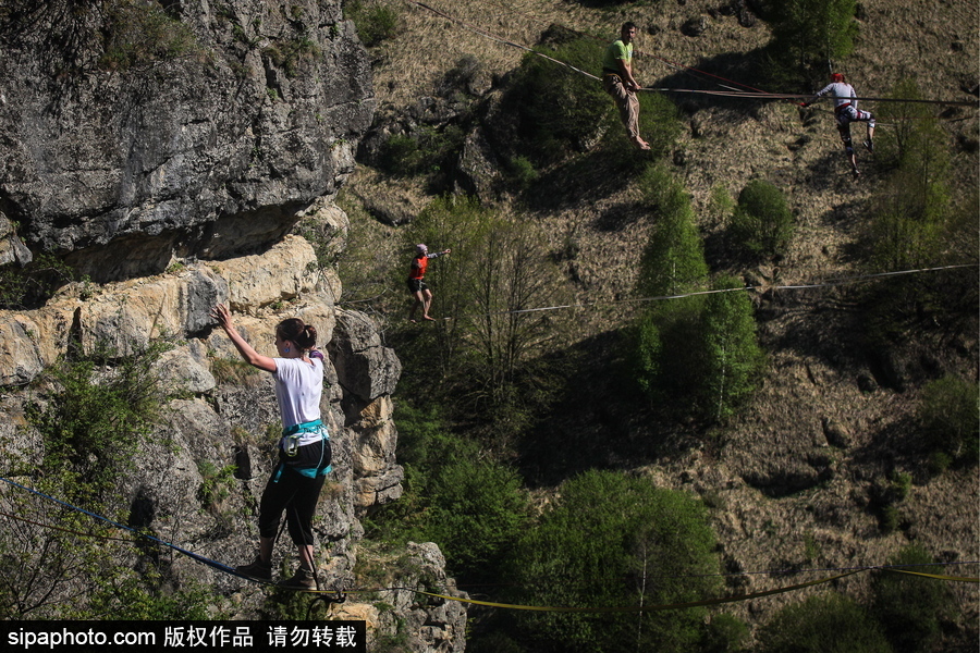 俄羅斯高空走繩節(jié)舉行 參賽選手高空炫技驚險(xiǎn)刺激