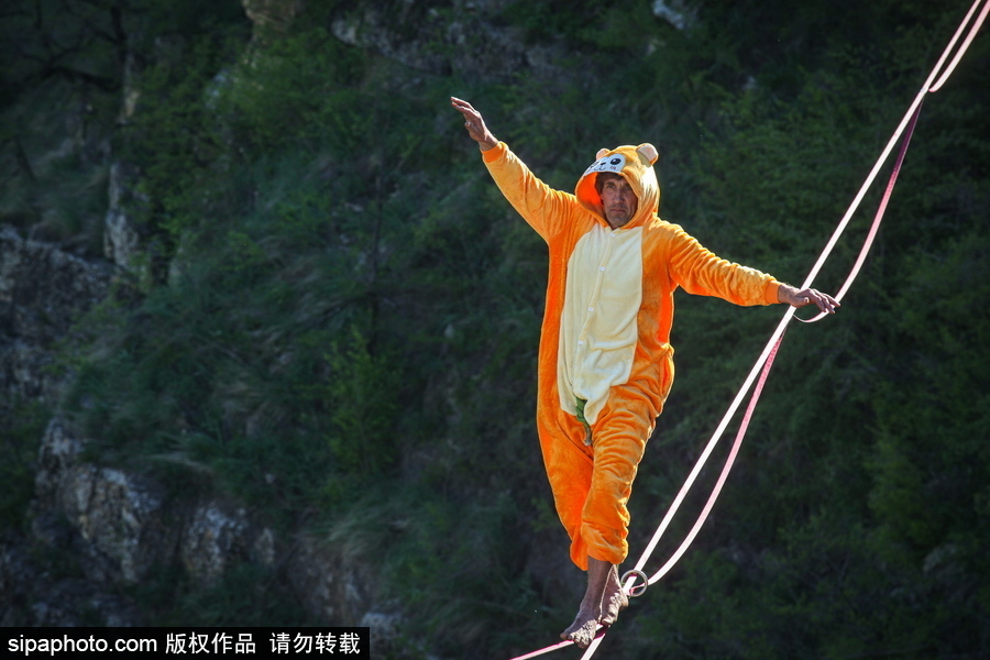 俄羅斯高空走繩節(jié)舉行 參賽選手高空炫技驚險(xiǎn)刺激
