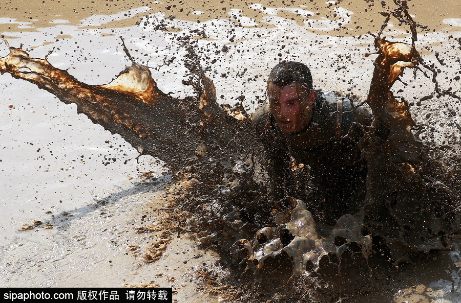 莫斯科舉行“英雄種族”障礙賽 過五關斬六將“戰(zhàn)斗力”十足