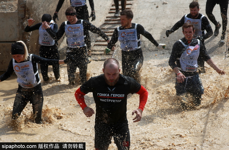莫斯科舉行“英雄種族”障礙賽 過(guò)五關(guān)斬六將“戰(zhàn)斗力”十足