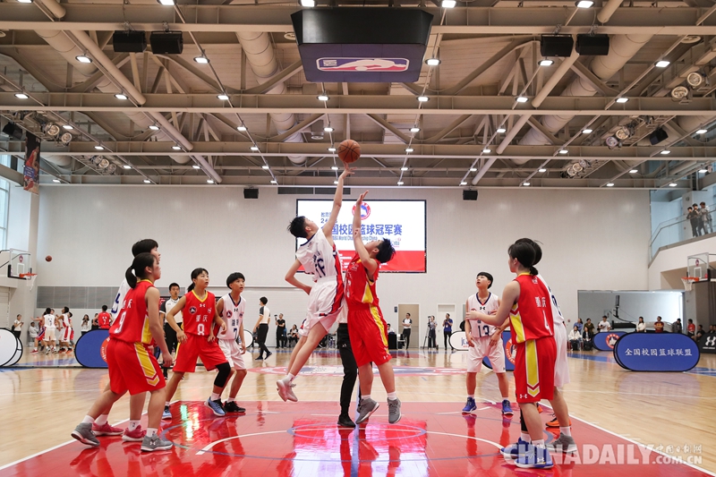 全國校園籃球冠軍賽總決賽開戰 NBA傳奇球員多米尼克·威爾金斯現場助陣