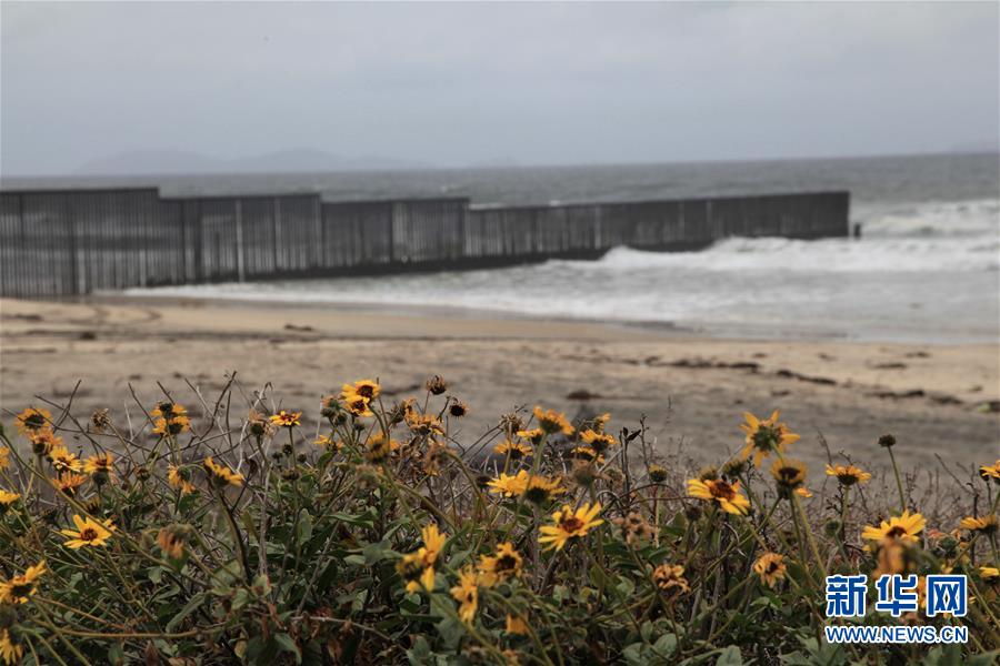 中美洲移民抵邊境 美國政府“嚴陣以待”