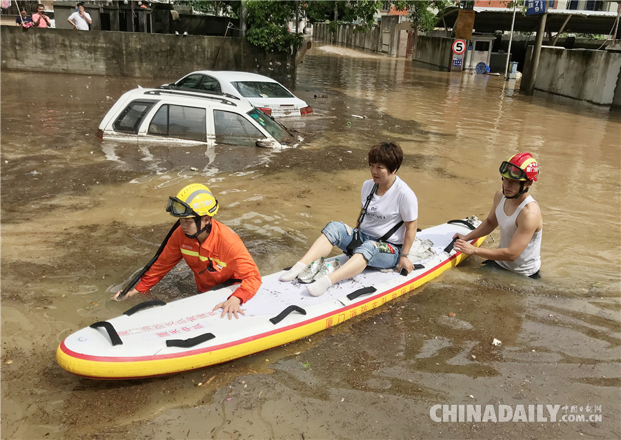 強降雨襲擊廈門 消防人員轉移被困群眾