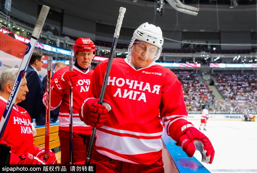 剛連任又來秀球技！ 普京上陣現身索契冰球賽場