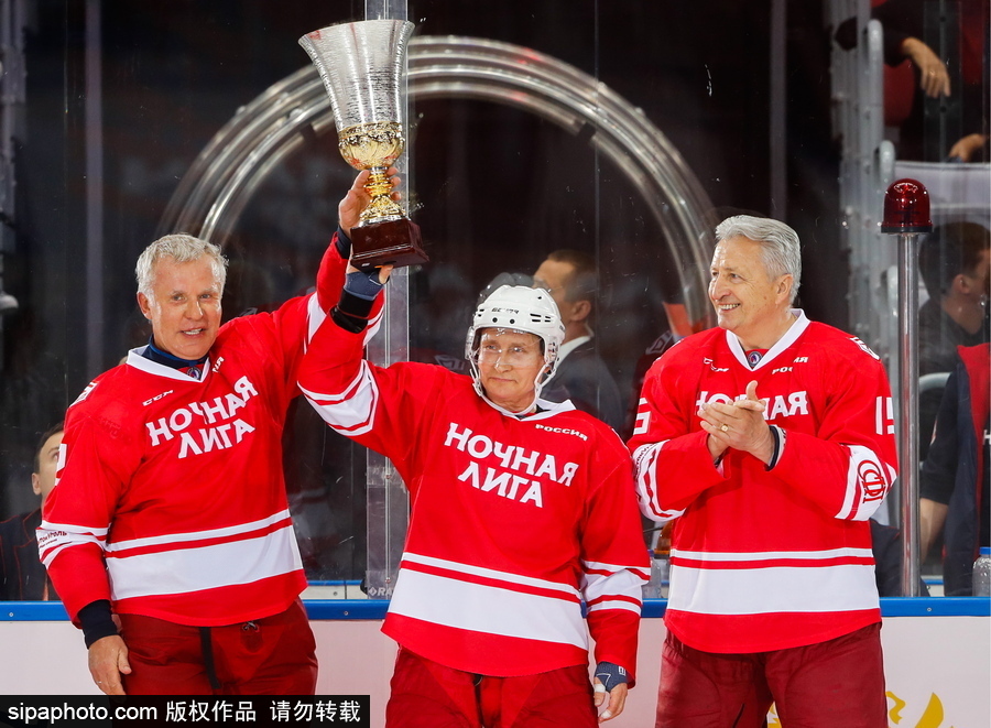 剛連任又來秀球技！ 普京上陣現身索契冰球賽場