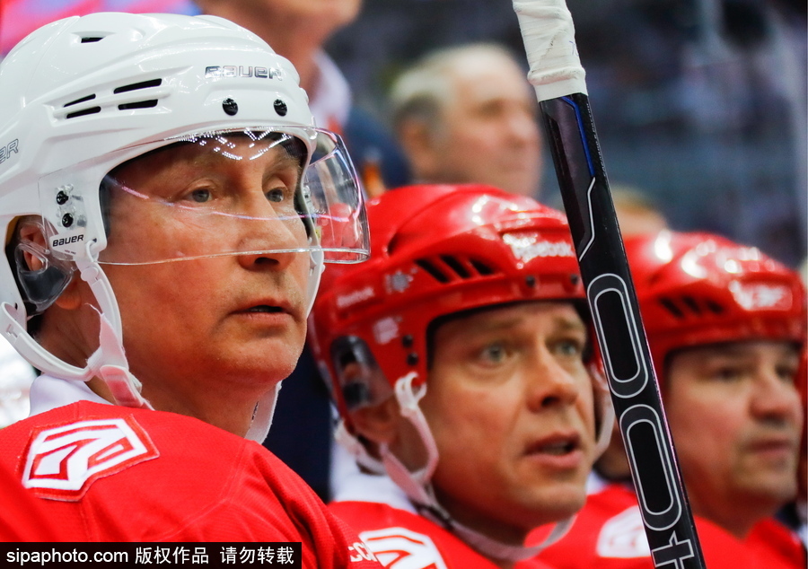 剛連任又來秀球技！ 普京上陣現身索契冰球賽場