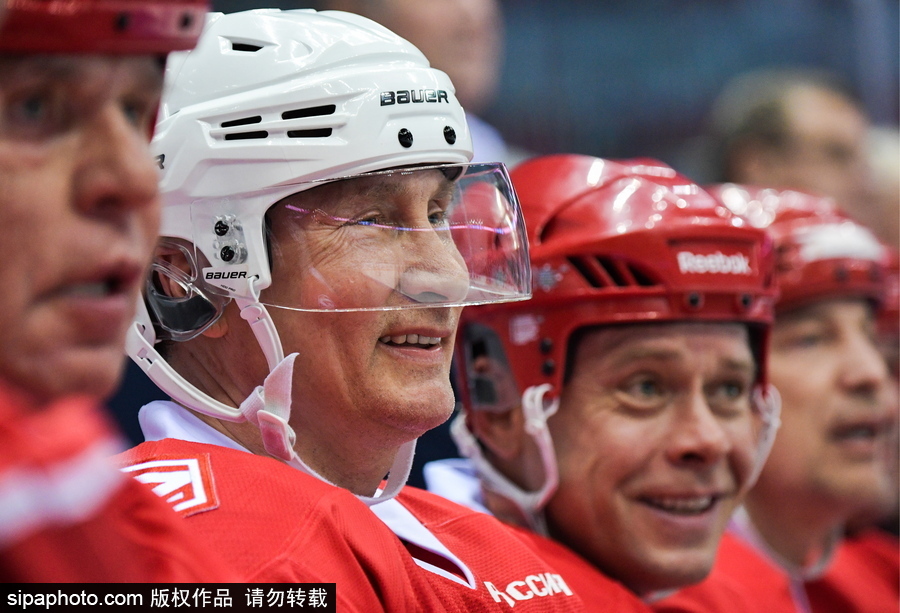 剛連任又來秀球技！ 普京上陣現身索契冰球賽場