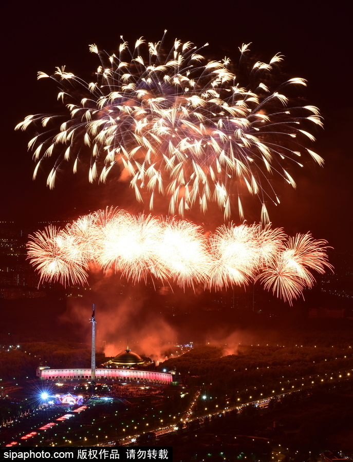 俄羅斯迎來勝利日 煙火表演點(diǎn)亮莫斯科夜空