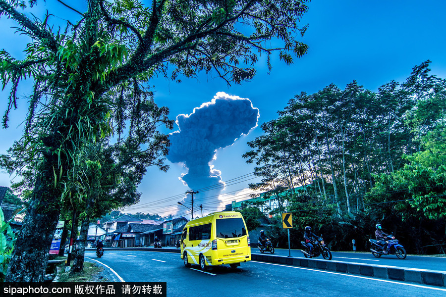 印尼默拉皮火山噴發(fā) 火山灰騰空而起景象壯觀
