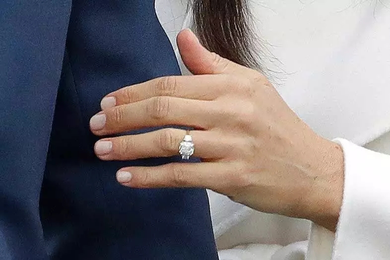 梅根鉆戒成“網紅”，哈里親手設計，致敬戴安娜，但和女王的鉆石庫里南比起來……