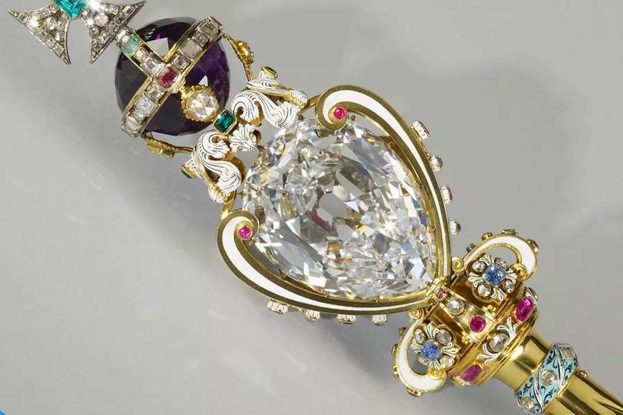 梅根鉆戒成“網紅”，哈里親手設計，致敬戴安娜，但和女王的鉆石庫里南比起來……