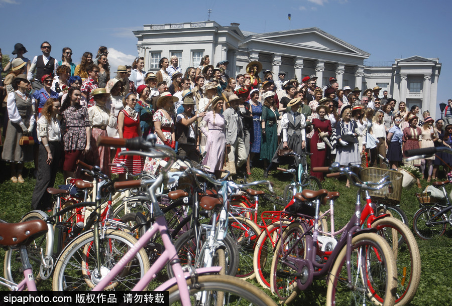 烏克蘭基輔參加春季“復古騎行”活動 民眾復古裝扮盛裝出行